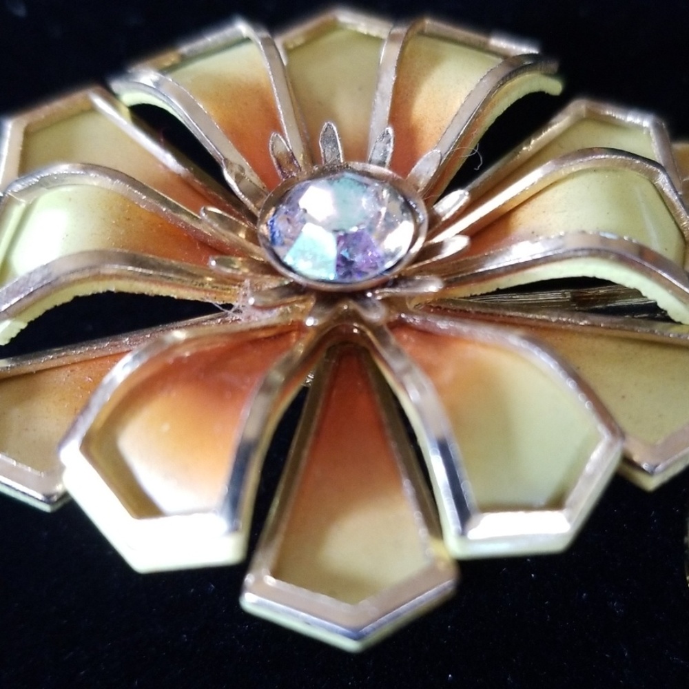 Vintage Mid Century Enamel Flower Brooch Pin - Picture 10 of 11
